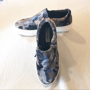 STEVE MADDEN | camo slip-ons | size 7